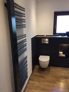Neue Toilette in modernem Badezimmer